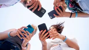 Grupo de jóvenes con celulares