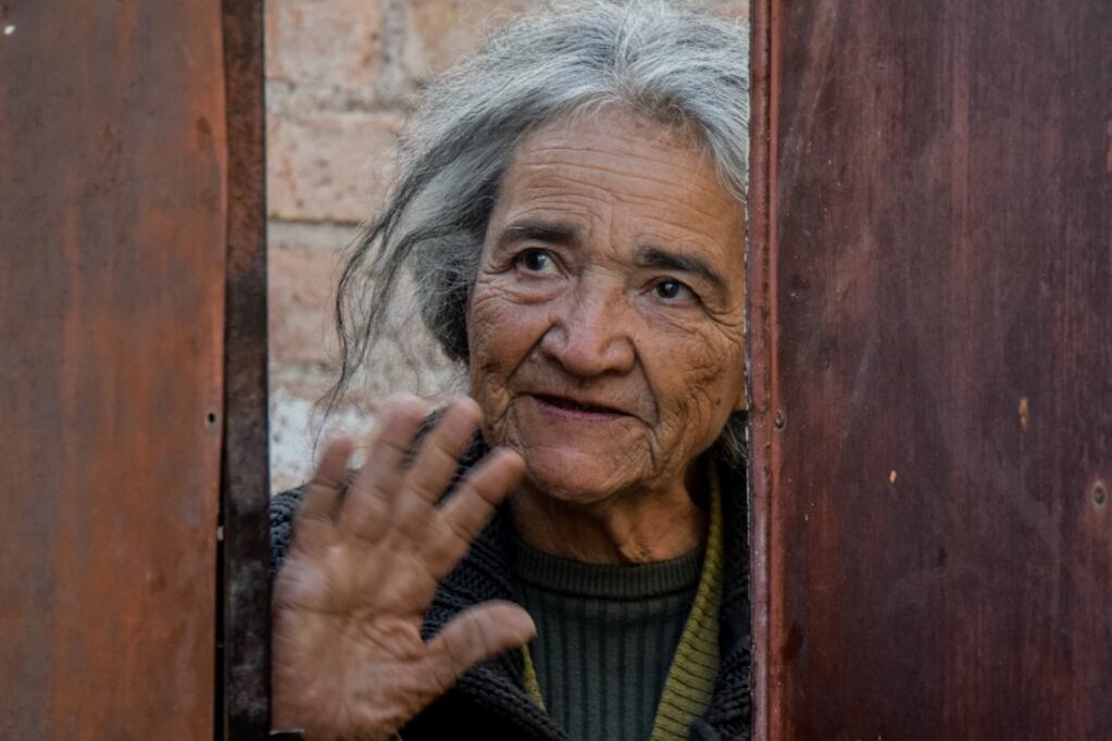 Marta, la mujer que “saluda” a todos en la ciclovía y su foto que emocionó y movilizó a los mendocinos. Foto: Gentileza Juan ignacio Blanco.