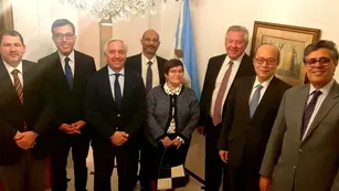 Federico Villegas (tercero de izquierda a derecha), junto a los diplomáticos de Rusia, Cuba, Venezuela, Pakistán, Bielorrusia, China y Sudáfrica