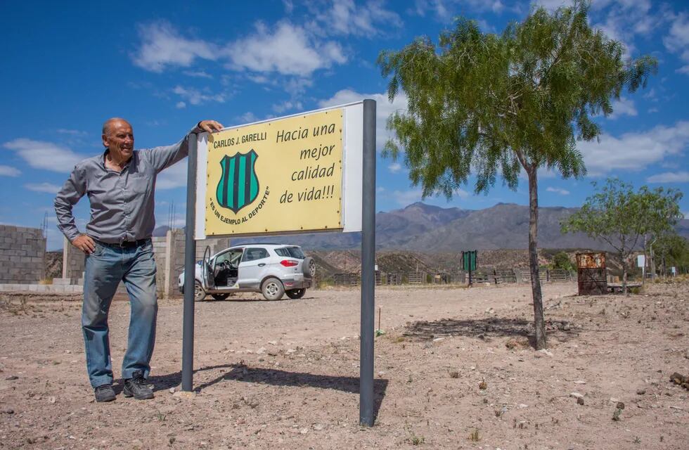 Atonio Garelli es uno de los socios fundadores del Club Social y Deportivo Carlos Garelli, creado el 5 de octubre de 1969. Trabaja en el piedemonte todos los dias para concretar el sueño de construir un campo deportivo de gran inmensidad. 

Foto: Mariana Villa / Los Andes