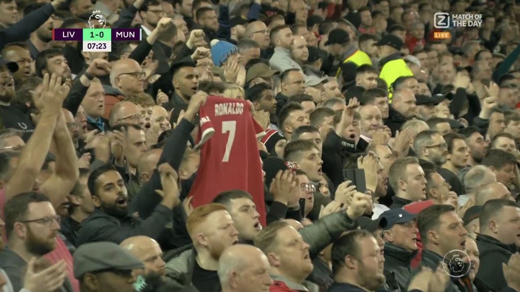Hinchas del Liverpool mostrando la camiseta de Cristiano Ronaldo en el séptimo minuto del primer tiempo