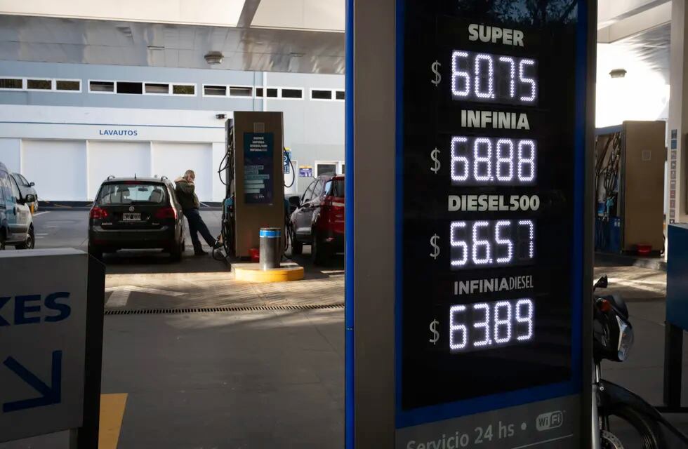 Ajustado. Las estaciones de servicio del xentro mostraban ayer los nuevos valores del combustible en el Gran Mendoza. Foto: Ignacio Blanco.