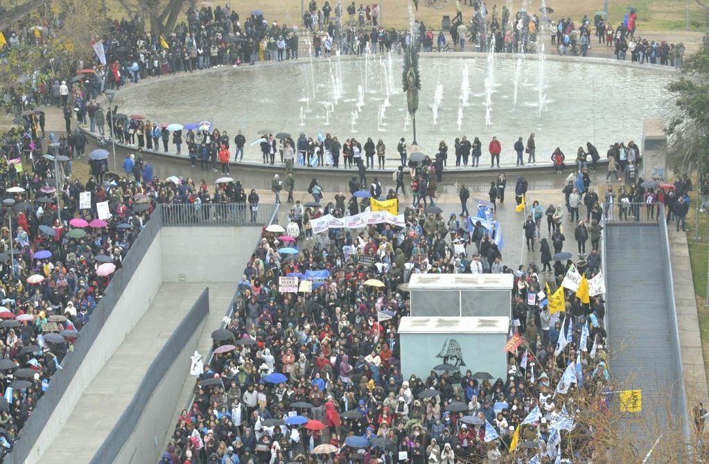 La manifestación comienza a llegar a la explanada de Casa de Gobierno. / Foto: Orlando Pelichotti. 