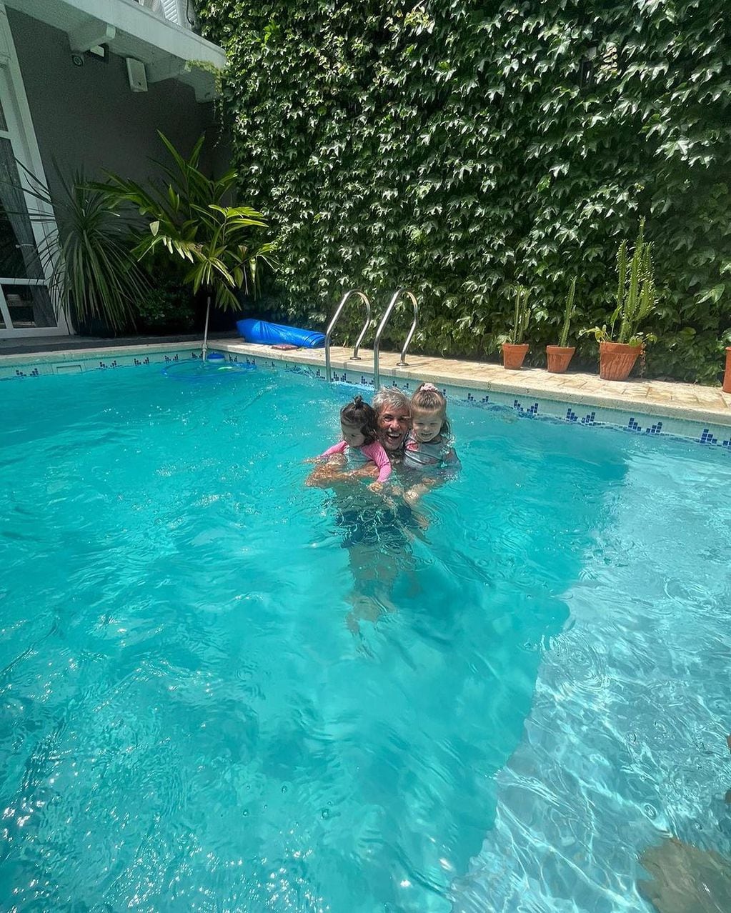 El jardín de la casa de Lourdes Sánchez y el Chato Prada con piscina climatizada. Gentileza Instagram.