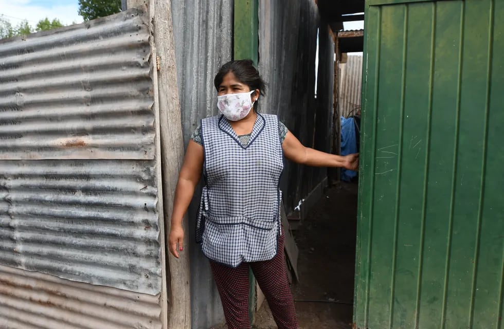 Juanita sobrevivió a una dura infancia y a 10 años de esclavitud y abusos. Ahora abre las puertas de su casa para recibir a los pequeños del barrio Flores, en Ciudad. Foto: José Gutierréz / Los Andes.