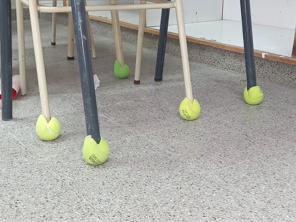 Escuela de Chubut puso pelotas de tenis en los bancos para que un alumno con autismo no sufra los ruidos.