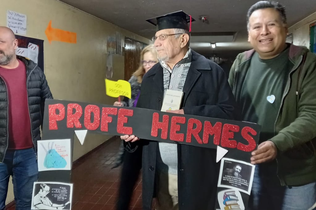 “Viejo es el viento y sigue soplando”: tiene 78 años, es jubilado y se recibió de Profesor de historia. Foto: Gentileza Hermes Ocaña.