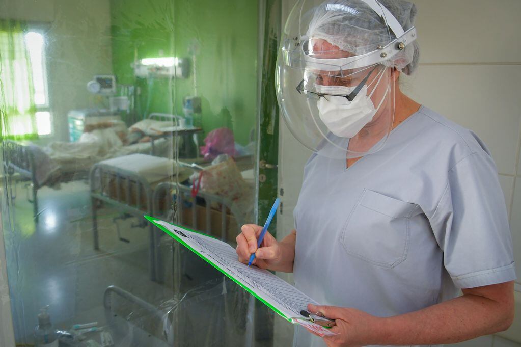 La doctora Graciela Navarro, en la entrada a la sala de Cuidados Intensivos. Detrás de esa puerta transparente un paciente lucha por su vida, desde hace tres días.