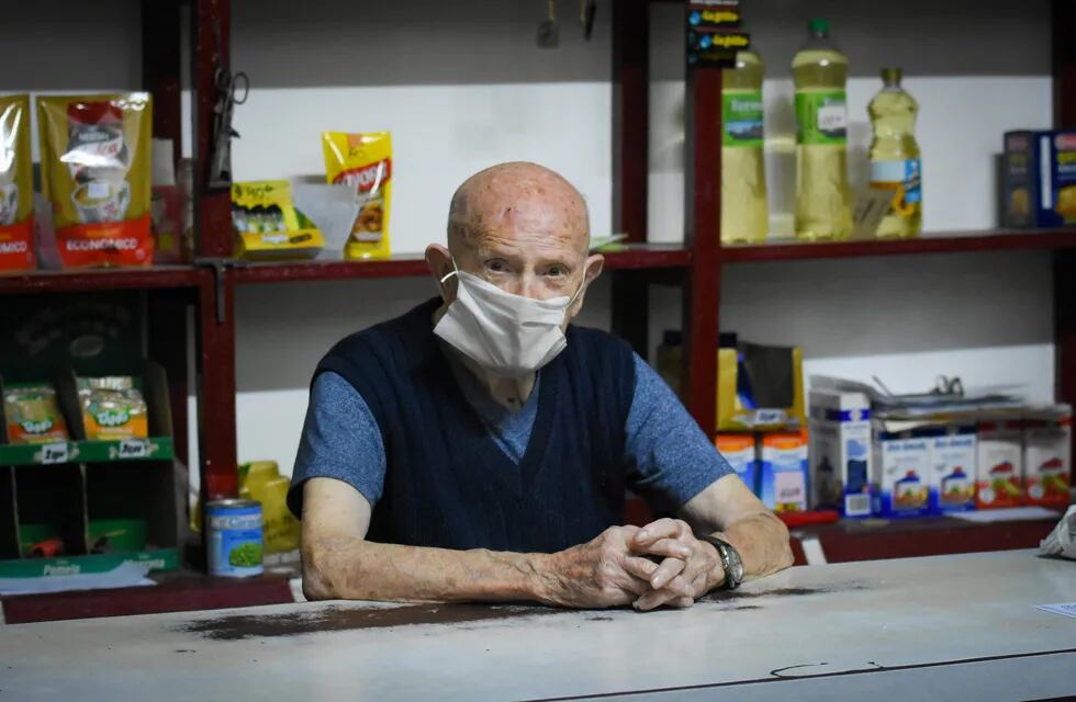 Demetrio Navaja, español que a sus 99 años sigue atendiendo su despensa en Ameghino y Patricias Mendocinas de Godoy Cruz.