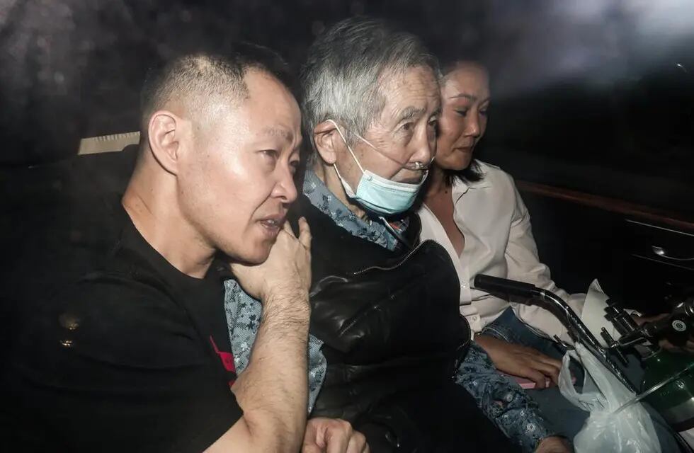 Alberto Fujimori, el expresidente de Perú acusado de matanzas y castraciones masivas durante su gobierno, fue liberado la jornada de ayer, miércoles 6 de diciembre, y fue acompañado de sus hijos Kenji y Keiko Fujimori.