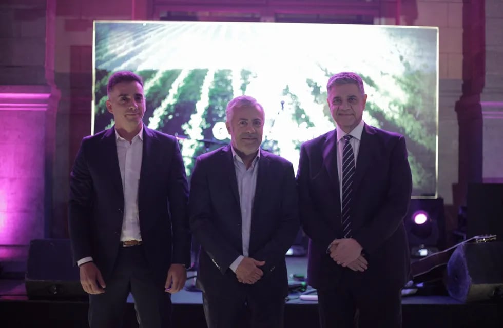 Marcos Calvente, junto a Alfredo Cornejo y Jorge Macri, en la presentación de: "Guaymallén, Capital del Espumante".