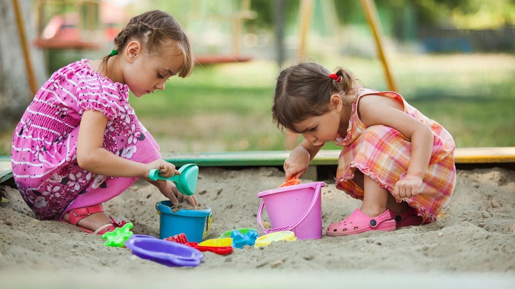 Ya sea en la playa, el patio o una plaza, la estimulación de jugar con arena puede resultar muy efectiva para los más chiquitos.
