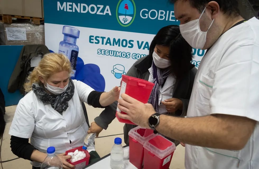 Mariana Vidal y Miguel Ángel Sosa, dos futuros enfermeros que comenzaron a trabajar como voluntarios en la vacunación a principios de año y hoy están son parte de una beca para completar sus prácticas y recibirse de enfermeros. Foto: Ignacio Blanco / Los Andes