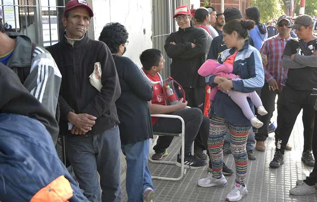 Demoras y largas filas en la Administración Nacional de la Seguridad Social (Anses), sucursal Las Heras. Foto: Orlando Pelichotti / Los Andes
