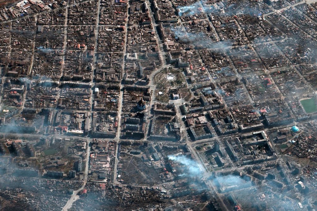 Esta imagen satelital. secuelas del ataque aéreo en el teatro Mariupol Drama, el centro y el área circundante en Mariupol, Ucrania. (Satellite image ©2022 Maxar Technologies via AP