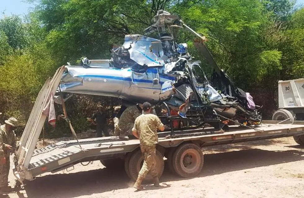 Con el apoyo de personal de la Policía de Salta y del Ejército Argentino, y tras un trabajo de más de seis horas, se lograron extraer los restos del helicóptero del empresario fallecido - Gentileza Infobae