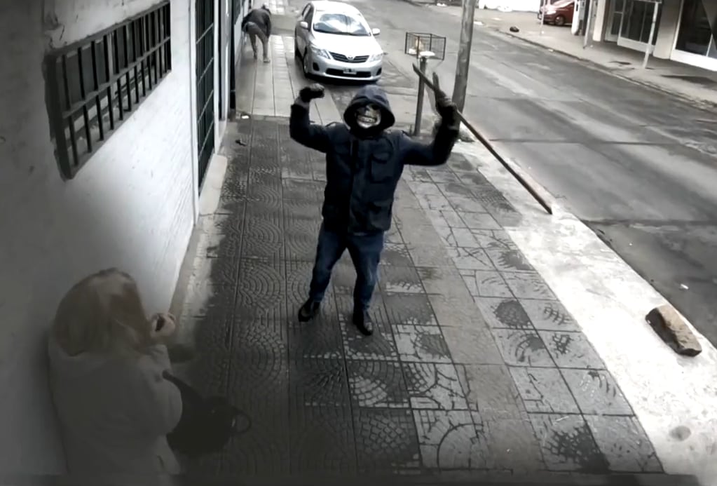 Difunden un nuevo video del tirador de Quilmes disparando a un delincuente y hay dudas sobre si es real. Foto: Captura Video.