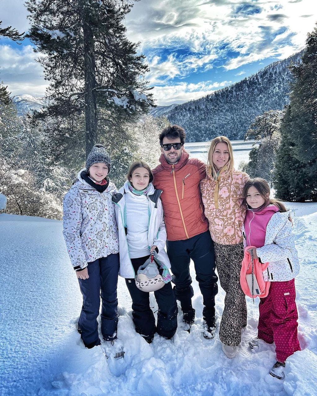 Nicole Neumann con sus hijas y su pareja en Bariloche. 