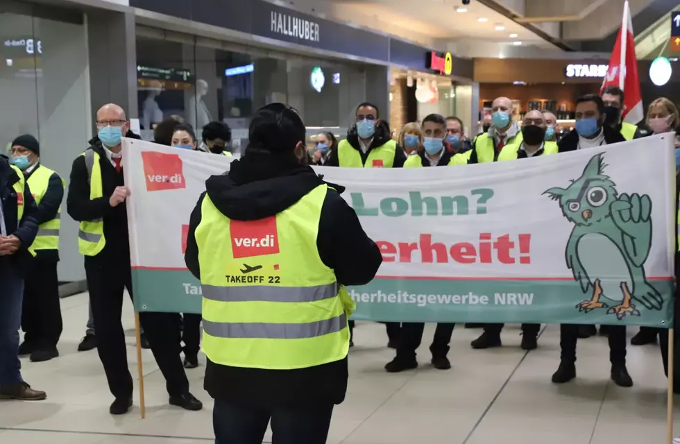 Los aeropuertos más importantes de Alemania están vacíos por una protesta de trabajadores que reclaman aumentos salariales. Imagen de archivo de protesta en marzo de 2022.