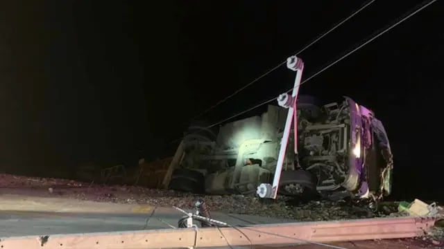 Un camión argentino volcó en los Caracoles de Chile y quedó a punto de desbarrancar