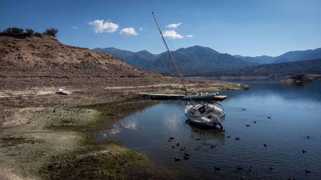 Crisis Hídrica
El Dique Potrerillos se encuentra en los niveles más bajos de su historia.Mendoza tendrá en el próximo verano el menor caudal de agua de los últimos 30 años.

Foto: Ignacio Blanco / Los Andes   