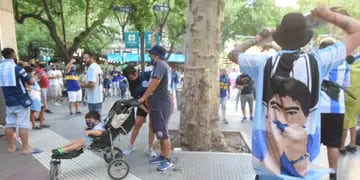 Homenaje de fanáticos a Maradona en Peatonal y San Martín