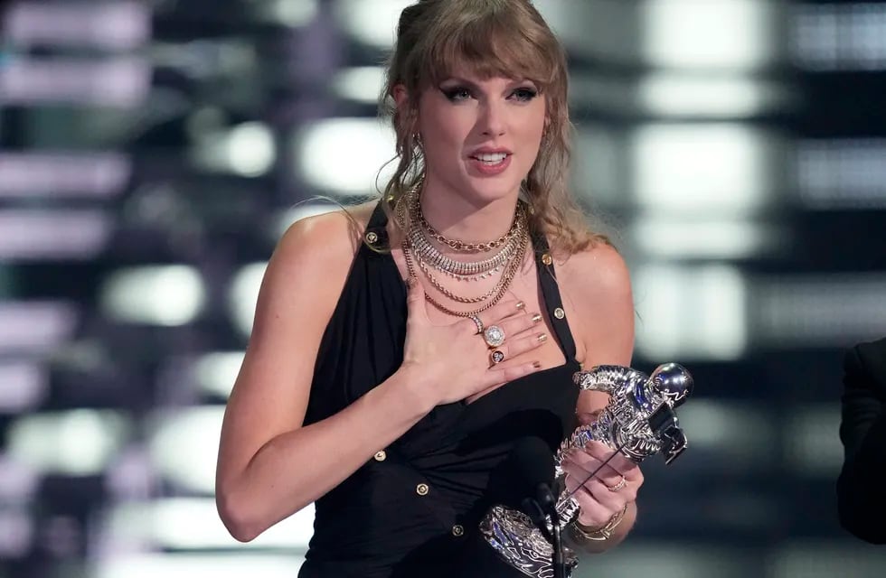 Taylor Swift recibe el premio al video del año por "Anti-Hero" en los Premios MTV a los Videos Musicales el martes 12 de septiembre de 2023 en el Prudential Center en Newark, Nueva Jersey. (Foto Charles Sykes/Invision/AP)