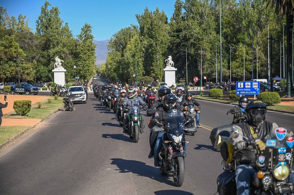 Encuentro de motoqueros en Mendoza, partieron de los portones del parque hacia la montaña.