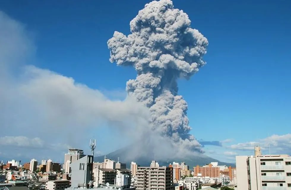 Las autoridades japonesas pidieron este domingo a decenas de personas que abandonaran sus hogares por la erupción de un volcán en el suroeste del país, después de que la agencia meteorológica declarara la alerta máxima.