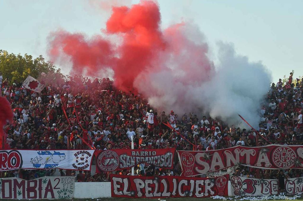 El estadio General San Martín de Las Heras tuvo una convocatoria notable y deliró con los goles del paraguayo, Pablo Palacios Alvarenga.
Foto: José Gutierrez / Los Andes