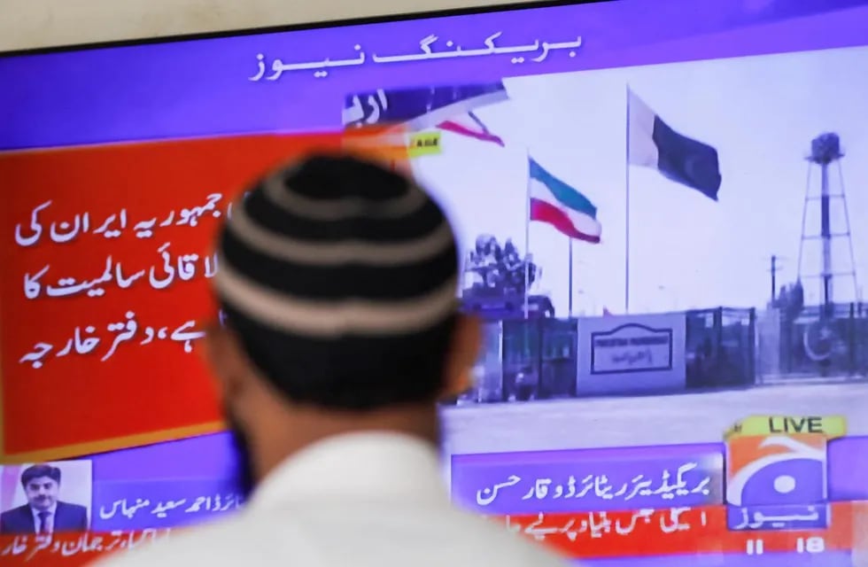 Un hombre mirando las noticias a Pakistán, donde informan del ataque que el país ha lanzado a Irán en represalia por los misiles que recibieron en su territorio del día anterior.