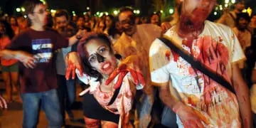 Hoy en la plaza Independencia se realizará un nuevo encuentro de la marcha mundial de zombies. Maquillajes, flash mob, sorteos y una caravana por las calles del centro serán parte de las actividades.