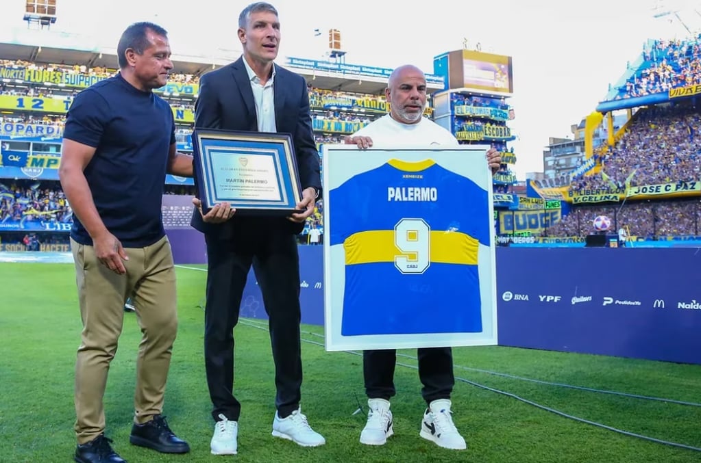 Chicho Serna y Marcelo Delgado, integrantes del Consejo de Fútbol de Boca Juniors, fueron quienes le dieron una plaqueta en homenaje al máximo goleador de la historia. Foto: Fotobaires