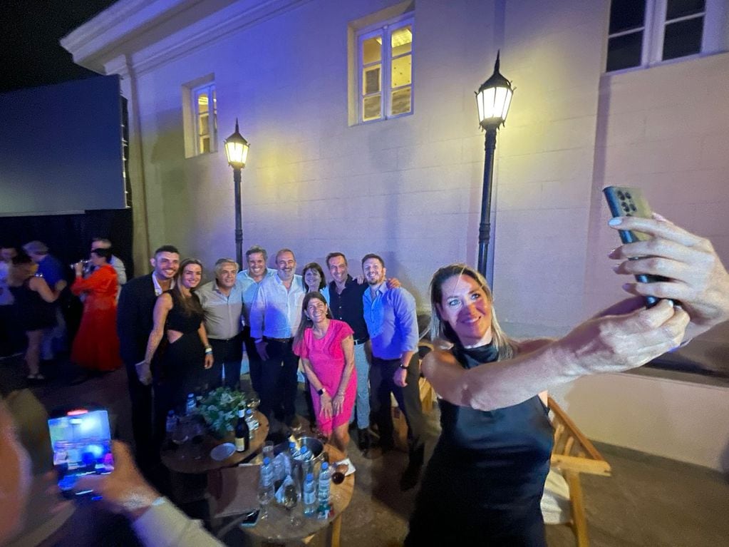 Carolina Losada tomando la Selfie en la que aparecen Alfredo Cornejo, Gastón Manes y Patricia Bulrrich. - Los Andes