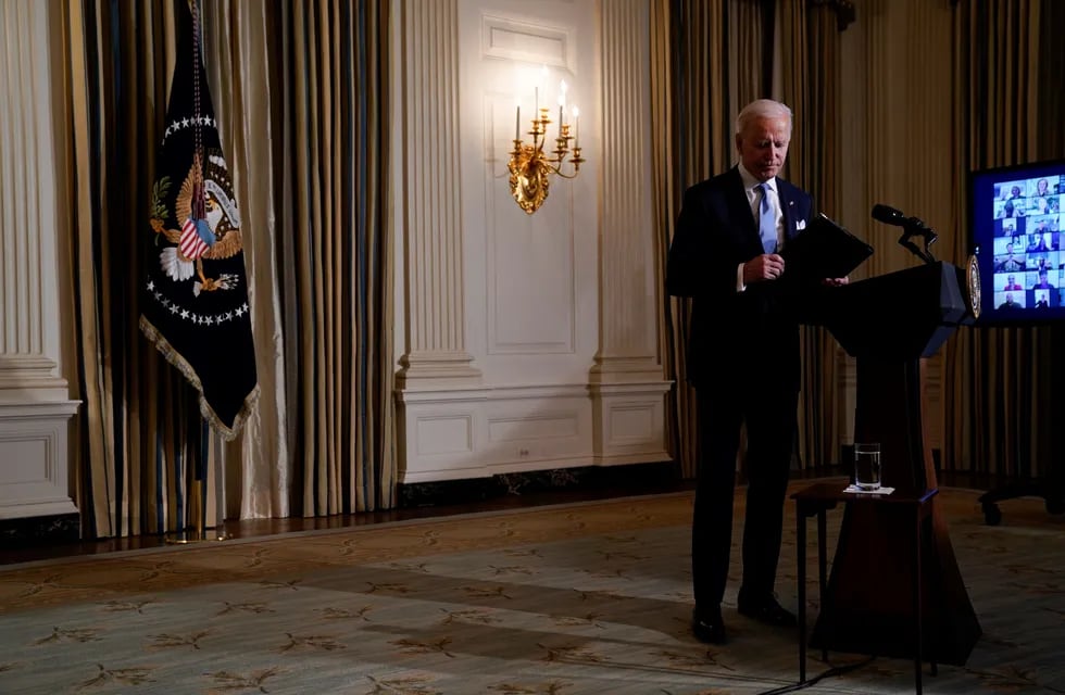 Biden estableció la obligatoriedad del uso del tapaboca en edificios federales. AP