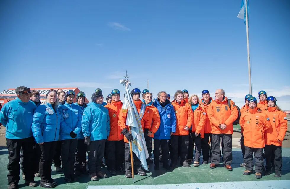 El presidente Javier Milei tuvo un exitoso viaje a la Antártida, donde fue recibido por científicos y personal de la estación.