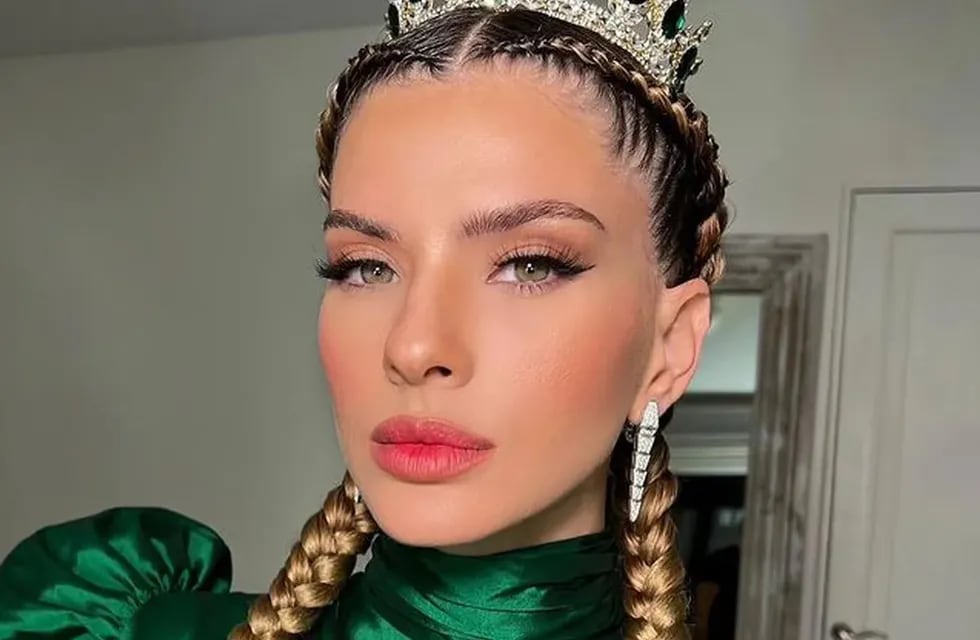 La China Suárez sorprendió a los usuarios con su look monarca. - Instagram