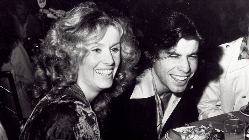 John Travolta y Diana Hyland, en una de las escenas felices que dejó su corta relación. 
