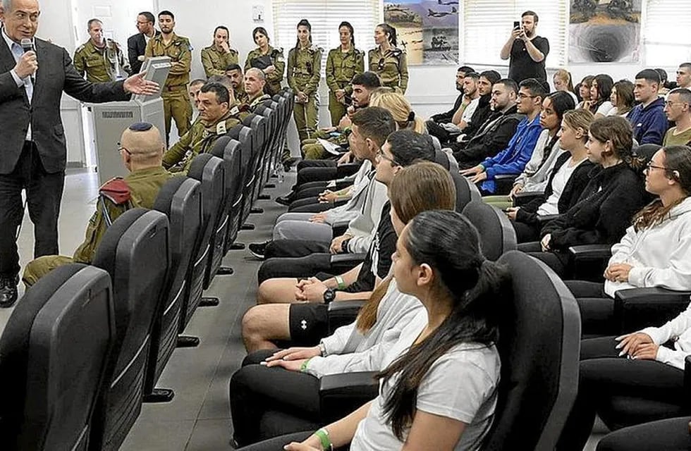 El primer ministro israel, Benjamín Netanyahu, ayer con los nuevos reclutas en una base militar.