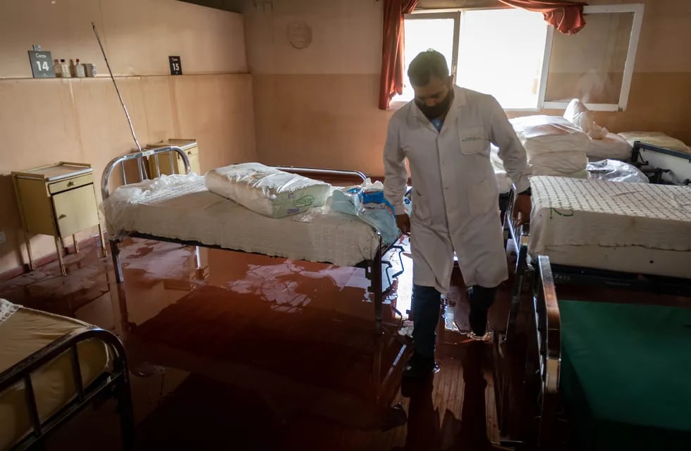 En Las Heras, el hospital Gailhac sufrió la rotura del techo en algunos sectores y se inundó. El agua también cubrió parte del Lagomaggiore y el Militar, en Ciudad.