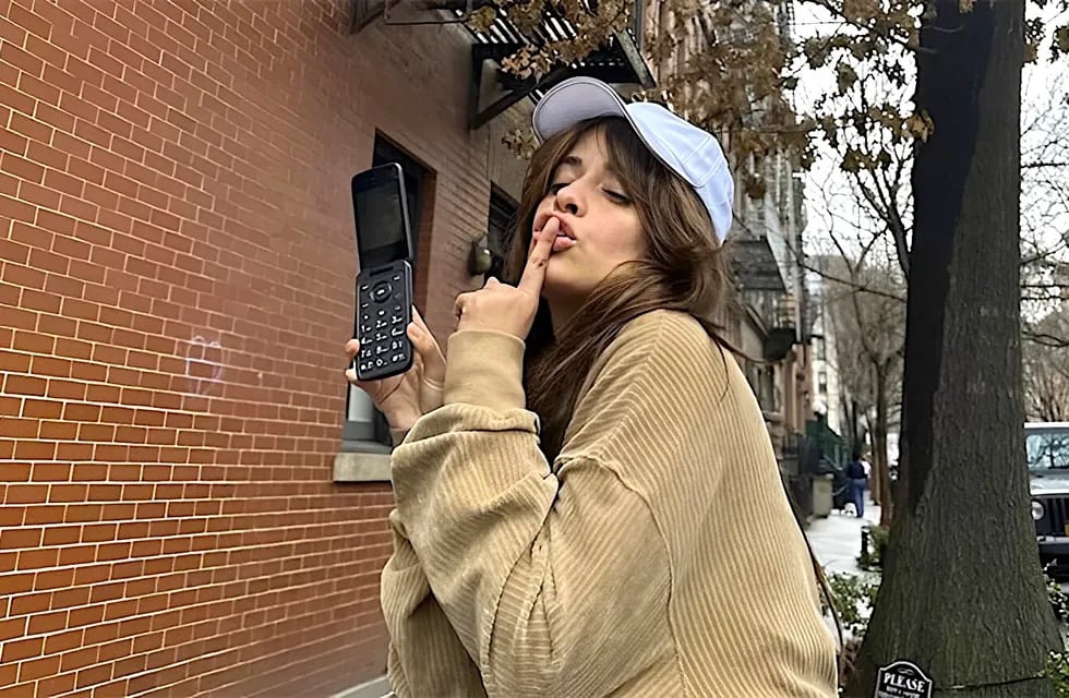 La cantante y actriz Camila Cabello fue vista usando un celular básico con tapita.