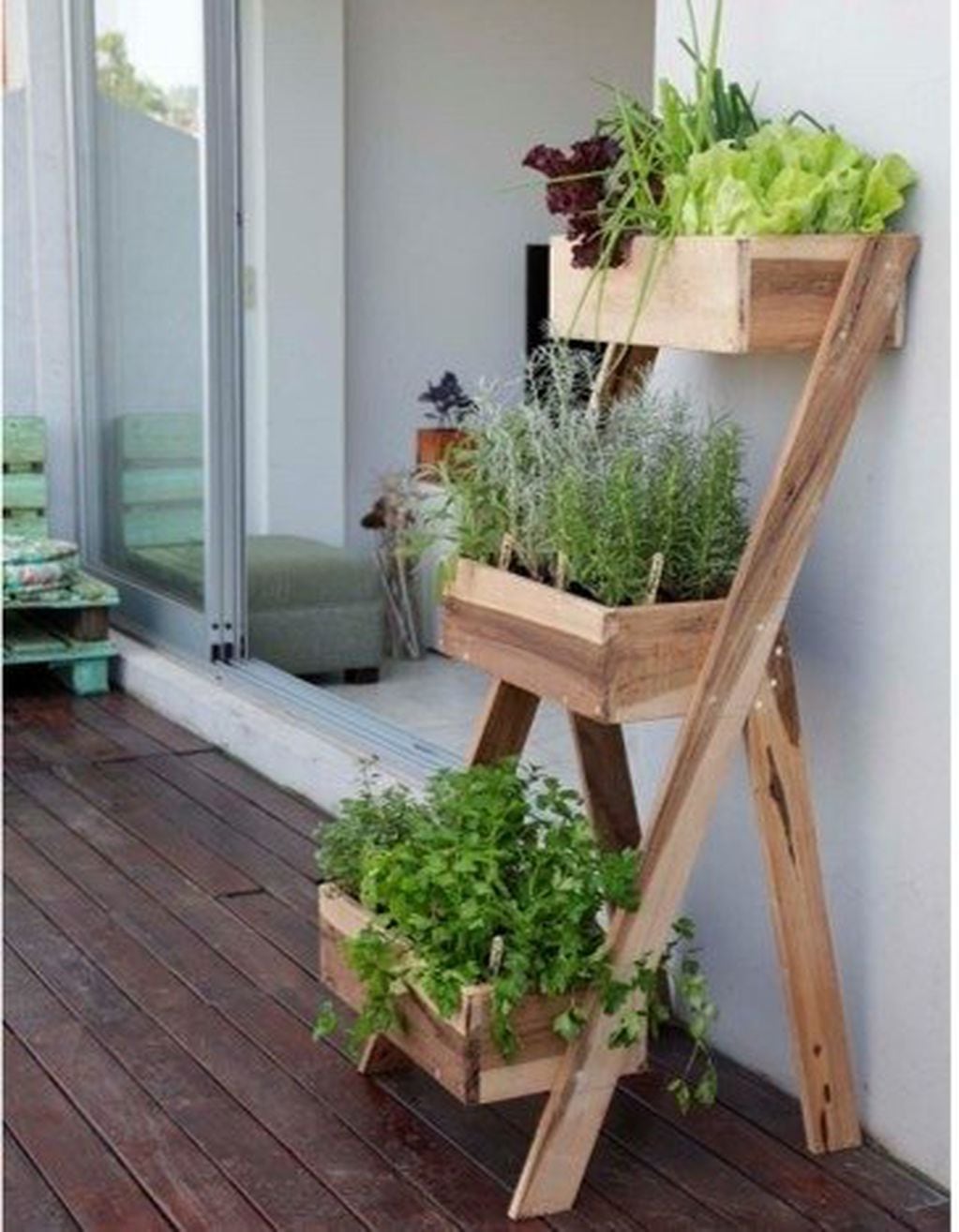 Las huertas caseras son cada vez más frecuentes en los hogares. Buscar estanterías diseñadas para plantas aromáticas y hortalizas es lo más conveniente y accesible.