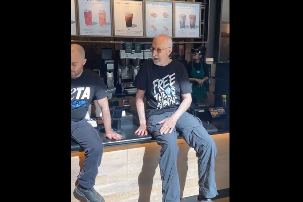 James Cromwell sentado en un mostrador de la cafetería (Captura de video).