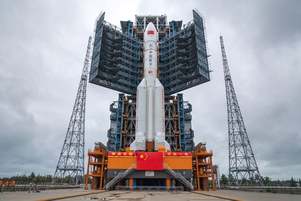Enorme cohete chino vuelve a la Tierra