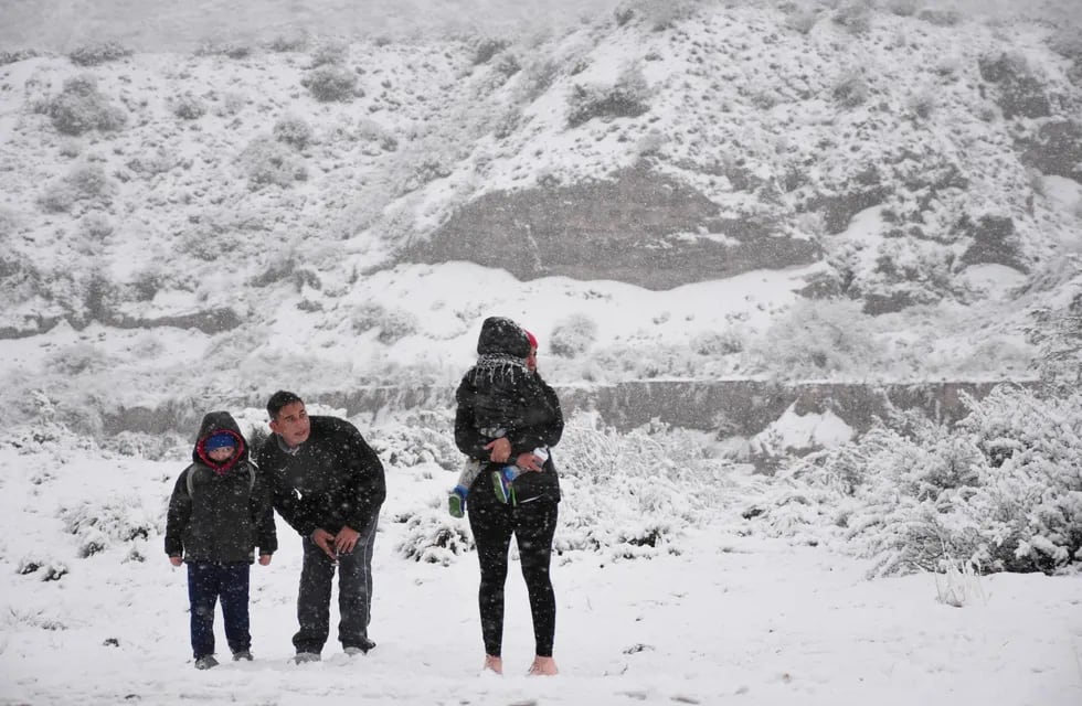 Los mendocinos fueron a la montaña en busca de la nieve. Mariana Villa / Los Andes