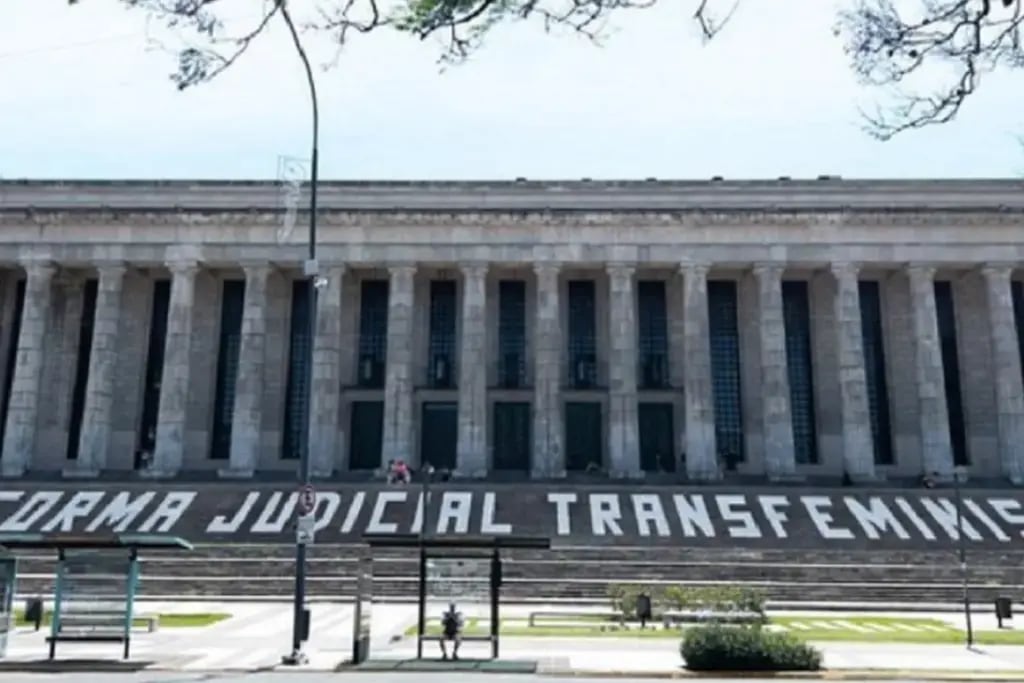 Pintaron las escalinatas de la Faculta de Derecho en reclamo de una “reforma judicial transfeminista”