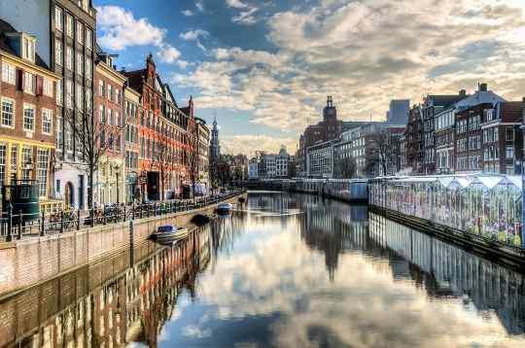 Ámsterdam, capital de los Países Bajos, cuenta con una serie de canales semicirculares alrededor del casco antiguo