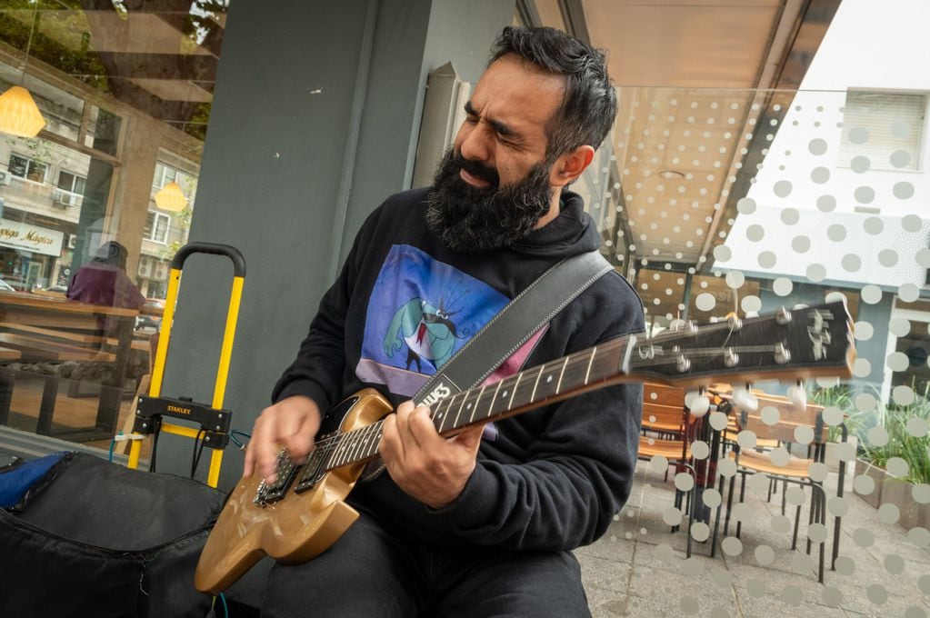 Diego Lorca, músico y se gana la vida como luthier y cuando tiene tiempo toca su gutarra en la esquina del ACA 

Foto: Ignacio Blanco / Los Andes 