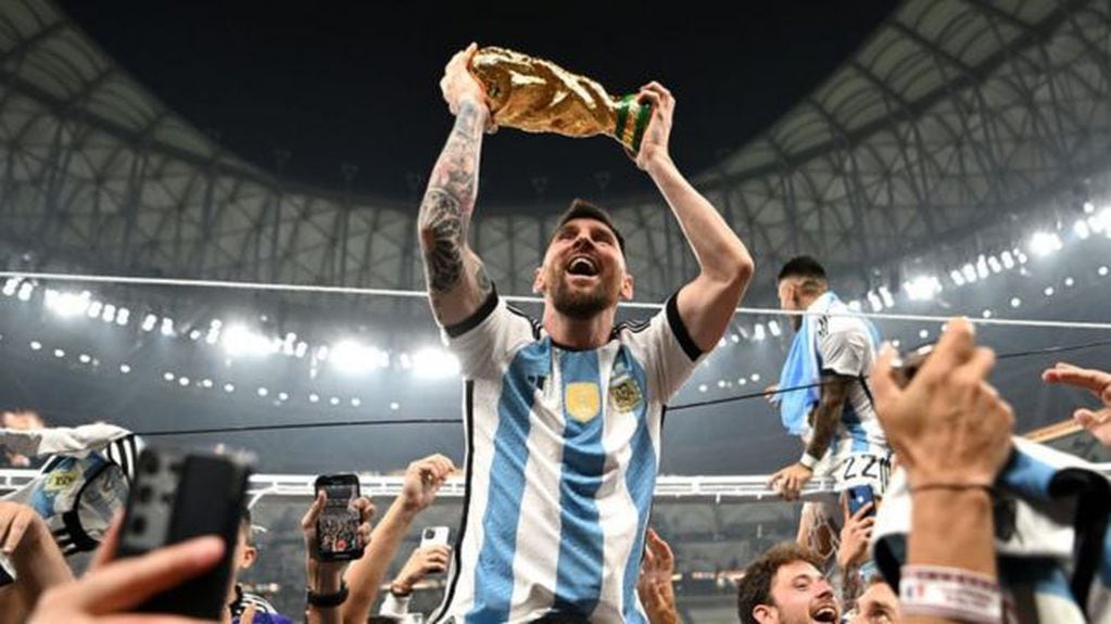 Messi levanta la Copa del Mundo