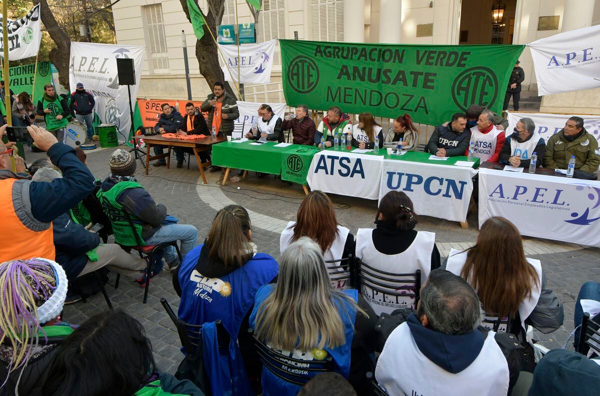 Protesta de trabadores afiliados a ATEEsta mañana los sindicatos y gremios realizaron una protesta en la puerta de la Legislatura ProvincialFoto: Orlando Pelichotti/ Los Andes